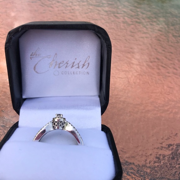 Beautiful white gold engagement ring - Picture 2 of 4